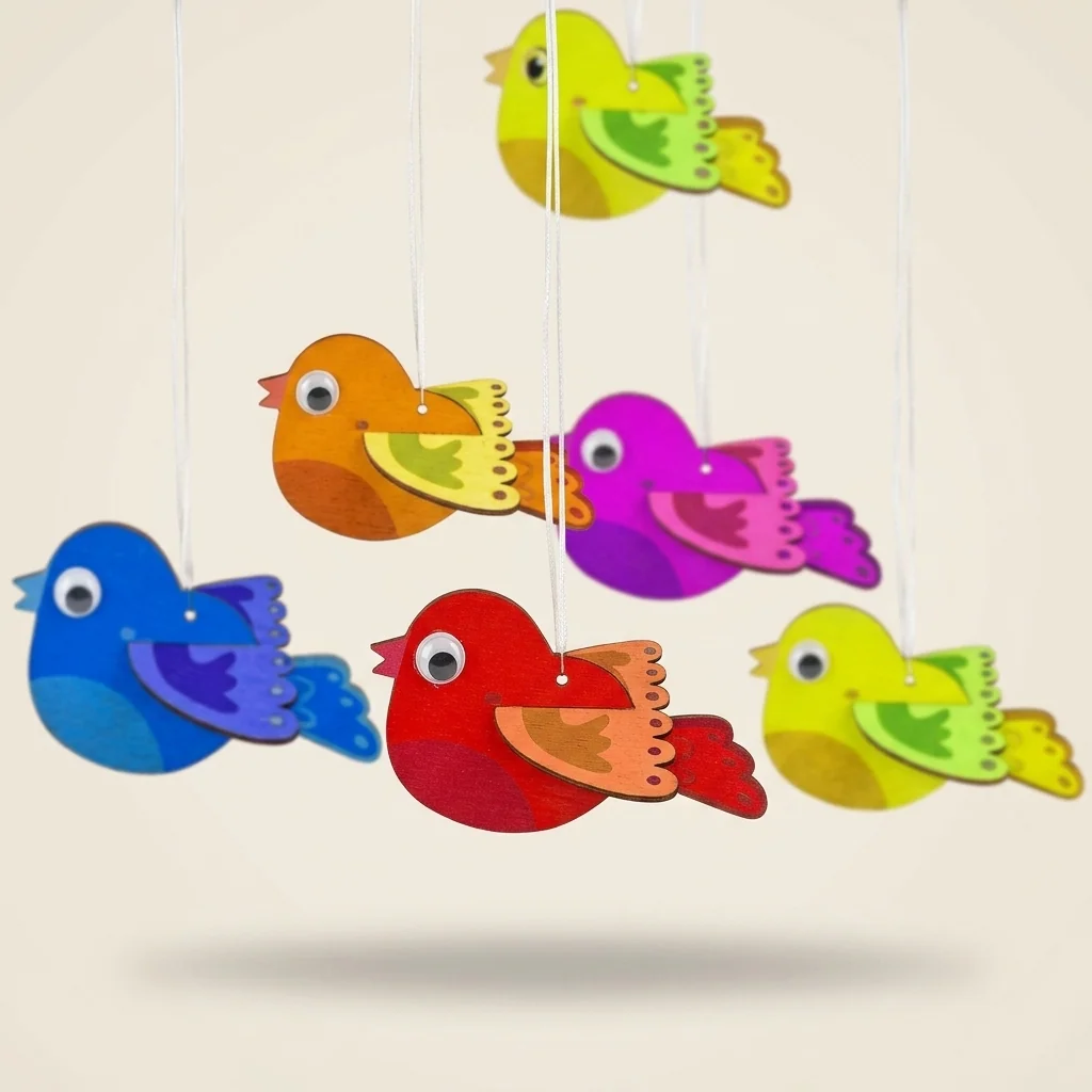 Móvil de viento con aves de colores